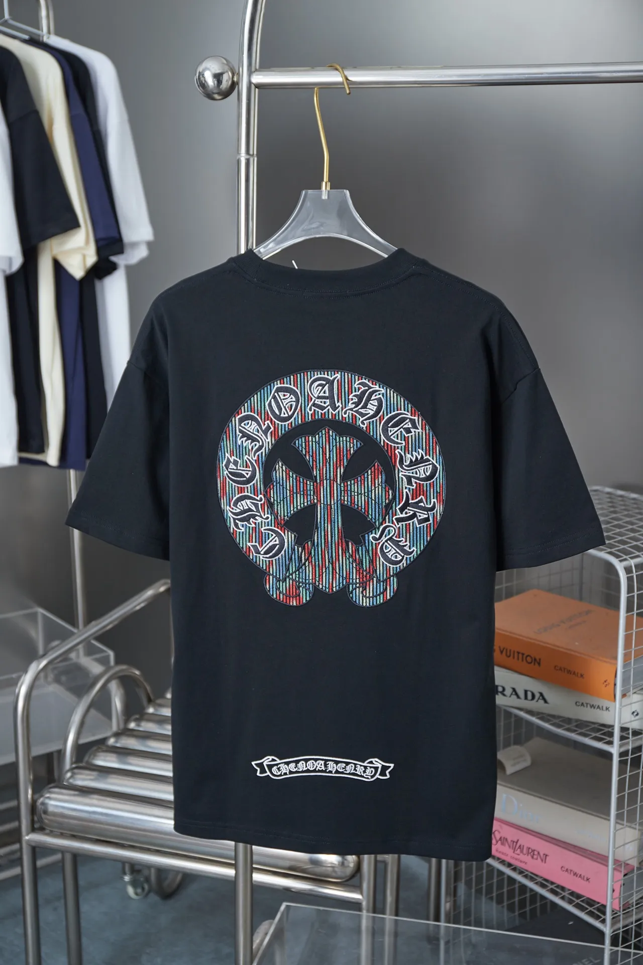 🅿️200 Ch*ome Hearte 25SS early spring new style Contrasting color rainbow five-strand Crow heart short sleeves Light luxury essential item for daily commuting for men and women Correct version Welcome to compare Detailed features · 320g 100% pure cotton double yarn jersey fabric · Custom dyed in the same cylinder, special thickened 32 double-strand 1X1 threads · Imported Tajima machine embroidery unstranded thread 🧵 Mixed embroidery · Double-needle sewing and cross-seam technology · Original main mark, washed tag, brand moisture-proof paper packaging Color: black/white Size: S/M/L/XL